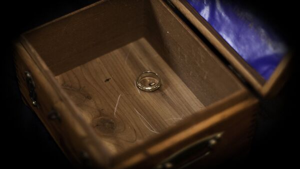 Обручальное кольцо в шкатулке, фото из архива - Sputnik Азербайджан