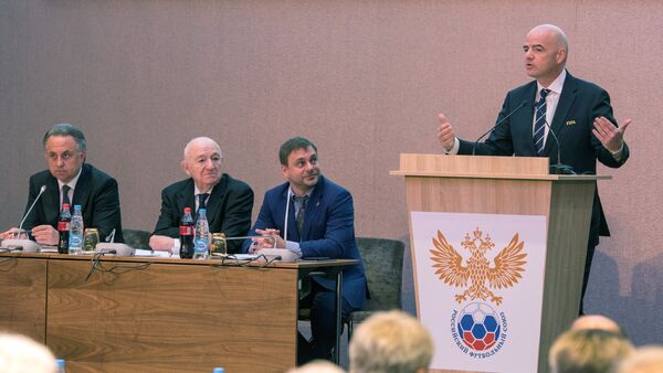 Президент Международной федерации футбола (ФИФА) Джанни Инфантино (справа) выступает на внеочередной конференции РФС - Sputnik Азербайджан