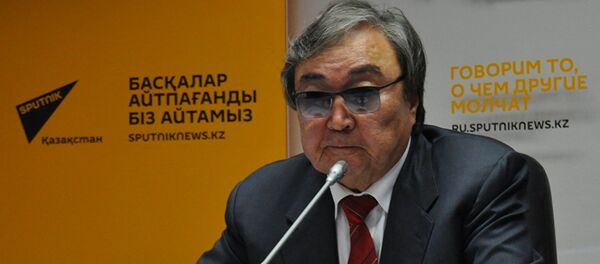 Казахстанский поэт Олжас Сулейменов Казахстанский поэт Олжас Сулейменов - Sputnik Азербайджан