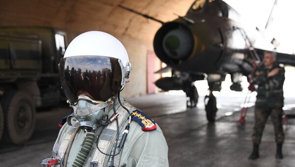 Пилот сирийских военно-воздушных сил на аэродроме Шайрат, фото из архива - Sputnik Азербайджан
