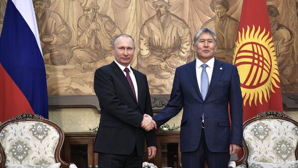 Президент РФ Владимир Путин и президент Киргизии Алмазбек Атамбаев - Sputnik Азербайджан