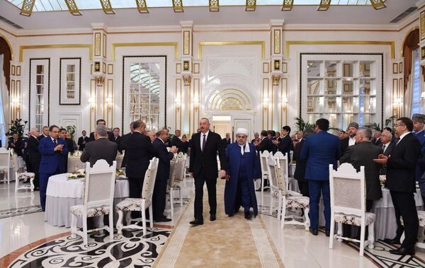 Президент Ильхам Алиев принял участие в ифтаре по случаю священного месяца Рамазан Президент Ильхам Алиев принял участие в ифтаре по случаю священного месяца Рамазан - Sputnik Азербайджан