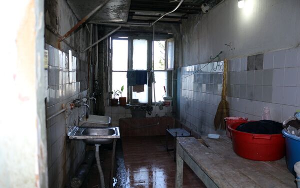 Текущее состояние общежития в Наримановском районе города Баку - Sputnik Азербайджан