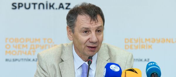 Российский политолог, член Общественной палаты РФ Сергей Марков в Мультимедийном пресс-центре Sputnik Азербайджан Российский политолог, член Общественной палаты РФ Сергей Марков в Мультимедийном пресс-центре Sputnik Азербайджан - Sputnik Азербайджан