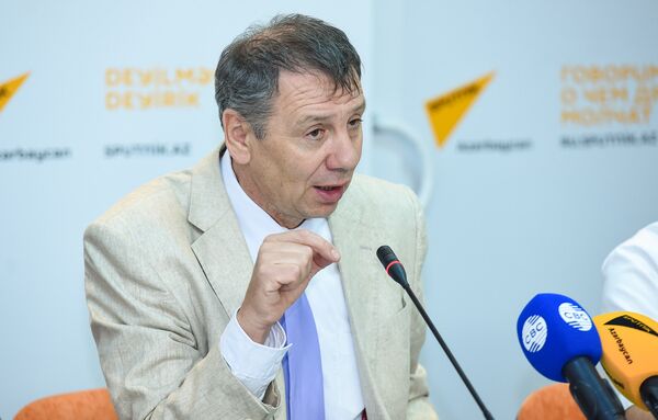 Российский политолог, член Общественной палаты РФ Сергей Марков в Мультимедийном пресс-центре Sputnik Азербайджан Российский политолог, член Общественной палаты РФ Сергей Марков в Мультимедийном пресс-центре Sputnik Азербайджан - Sputnik Азербайджан