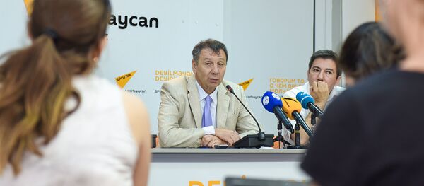 Российский политолог, член Общественной палаты РФ Сергей Марков в Мультимедийном пресс-центре Sputnik Азербайджан Российский политолог, член Общественной палаты РФ Сергей Марков в Мультимедийном пресс-центре Sputnik Азербайджан - Sputnik Азербайджан