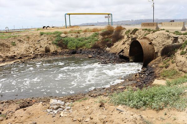 Сточные воды охватили большую территорию Сточные воды охватили большую территорию - Sputnik Азербайджан