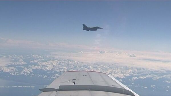 Истребитель НАТО приблизился к самолету министра обороны РФ - Sputnik Azərbaycan