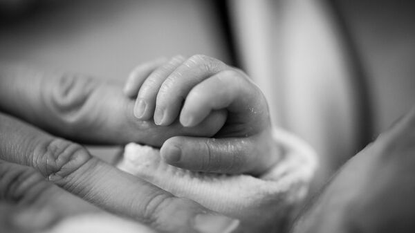 Рука младенца, фото из архива - Sputnik Azərbaycan