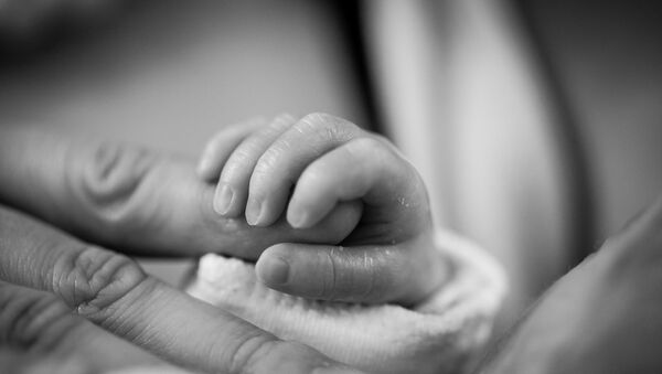 Рука младенца, фото из архива - Sputnik Азербайджан