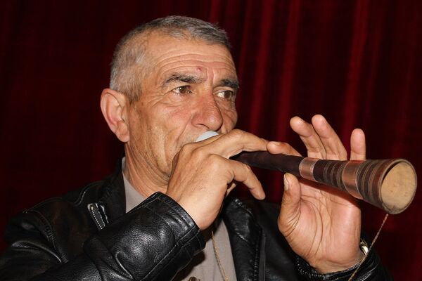 Vəliəddin Məmmədov iddia edir ki, Şəkidə, eləcə də digər rayonlarda ondan başqa zilçi yoxdur Vəliəddin Məmmədov iddia edir ki, Şəkidə, eləcə də digər rayonlarda ondan başqa zilçi yoxdur - Sputnik Azərbaycan