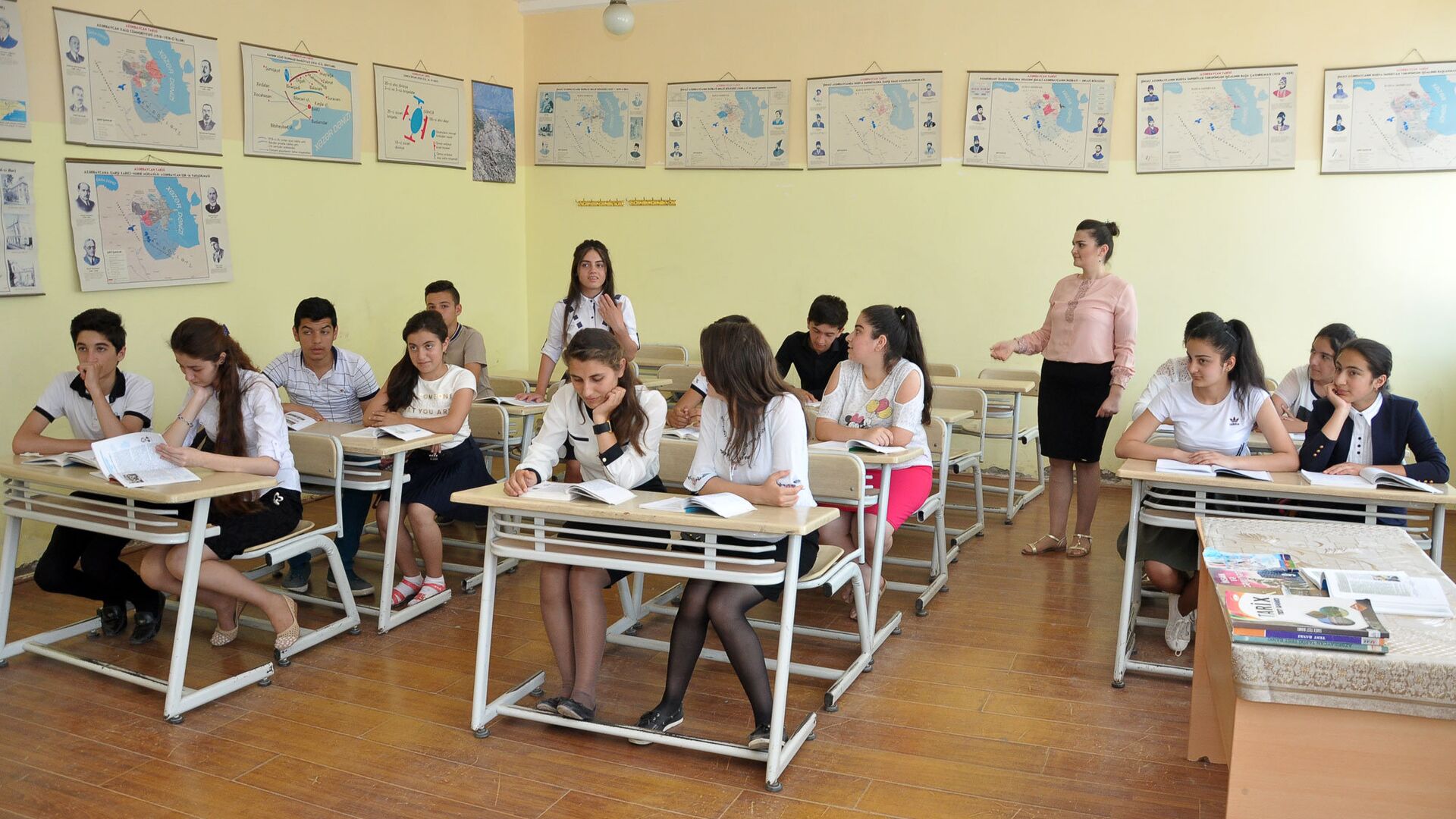 Учительница в классе - Sputnik Азербайджан, 1920, 22.09.2022