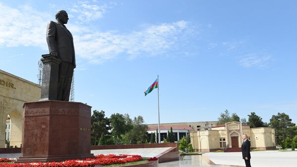 Президент Ильхам Алиев у памятника Гейдару Алиеву в центре города Ширван - Sputnik Азербайджан