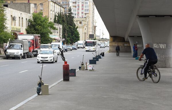 Сотни мужчин, каждый день стекаются под автомобильный мост вместе со своими инструментами Сотни мужчин, каждый день стекаются под автомобильный мост вместе со своими инструментами - Sputnik Азербайджан
