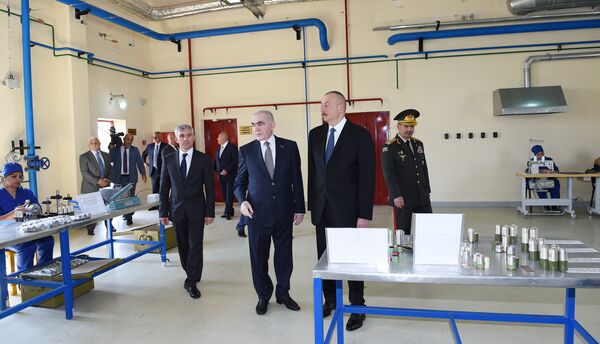 Президент Ильхам Алиев знакомится с производственным процессом на заводе ПО Шарг министерства оборонной промышленности АР по производству боевых частей к гранатомету MSGL40 40х46 миллиметров Президент Ильхам Алиев знакомится с производственным процессом на заводе ПО Шарг министерства оборонной промышленности АР по производству боевых частей к гранатомету MSGL40 40х46 миллиметров - Sputnik Азербайджан