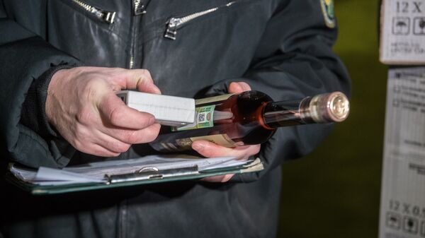 Сотрудник таможенного поста проверяет алкогольную продукцию на соответствия требованиям и нормам, фото из архива - Sputnik Азербайджан