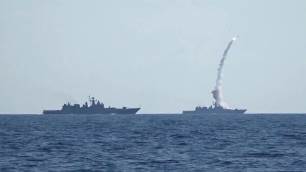 Удар крылатыми ракетами Калибр по объектам запрещенной в РФ террористической группировки ИГИЛ в Сирии - Sputnik Азербайджан