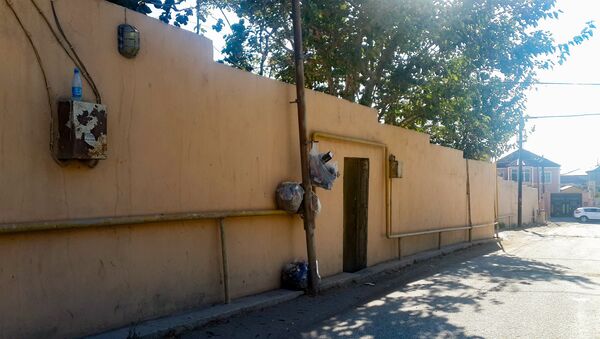 Пакеты с мусором на заборе одного из домов по улице Фирдовси Велиева в Бинагадинском районе - Sputnik Азербайджан