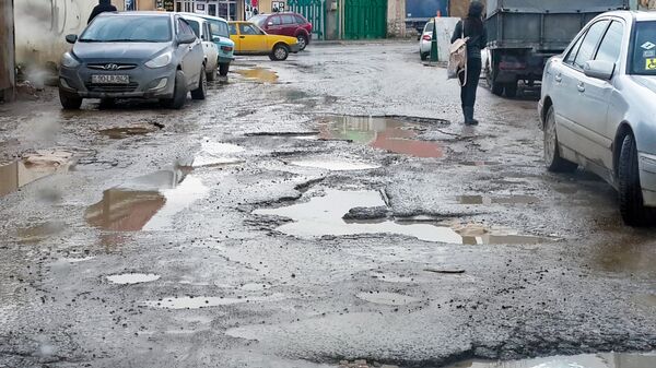 Асфальтовое покрытие улицы требует капремонта Асфальтовое покрытие улицы требует капремонта - Sputnik Азербайджан