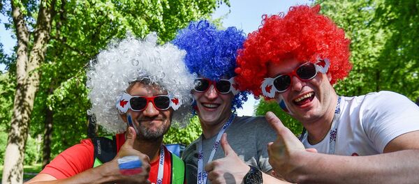 Российские болельщики у стадиона Санкт-Петербург Арена - Sputnik Азербайджан