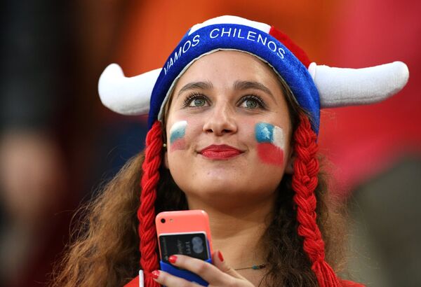 Чилиская болельщица перед началом матча между сборными Камеруна и Чили. - Sputnik Азербайджан