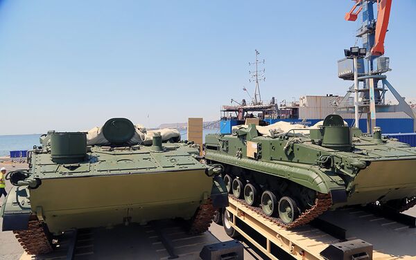 Партия российской военной техники, прибывшая в порт в Баку - Sputnik Азербайджан