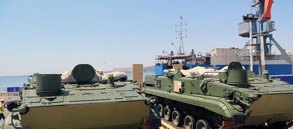 Партия российской военной техники, прибывшая в порт в Баку - Sputnik Азербайджан