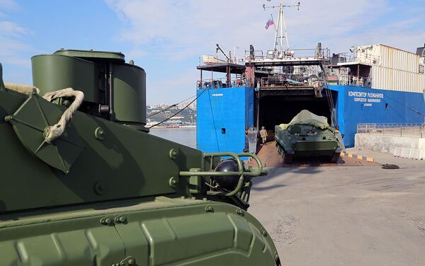 Партия российской военной техники, прибывшая в порт в Баку - Sputnik Азербайджан