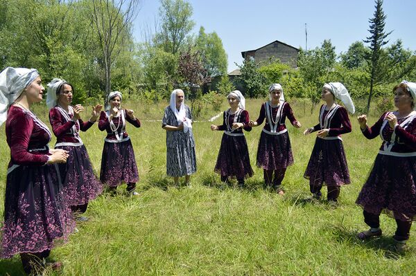 В настоящее время в группе работают две возрастные группы: первая – с семи до 13 лет, и вторая — с 14 по 40 лет В настоящее время в группе работают две возрастные группы: первая – с семи до 13 лет, и вторая — с 14 по 40 лет - Sputnik Азербайджан