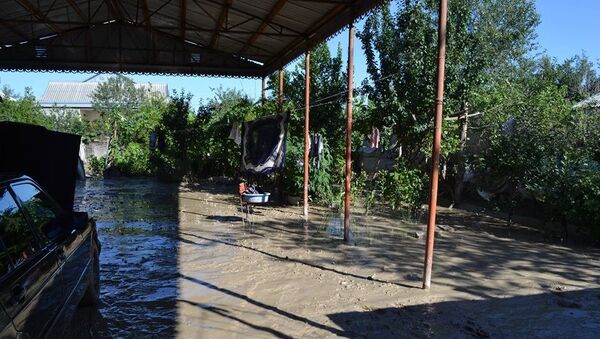 В жилмассиве Гюнешли наводнение разрушает дома и наносит ущерб посевам - Sputnik Азербайджан