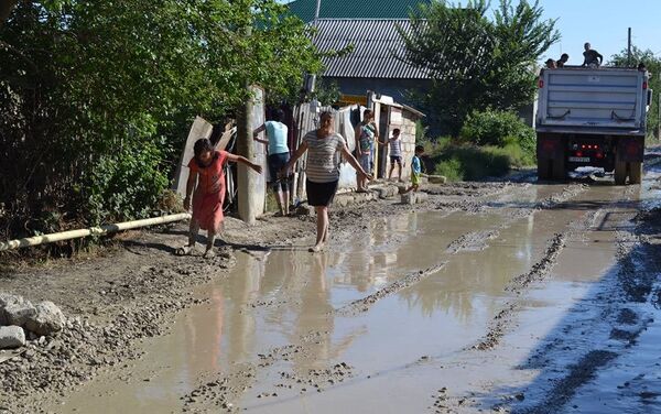 В жилмассиве Гюнешли наводнение разрушает дома и наносит ущерб посевам - Sputnik Азербайджан