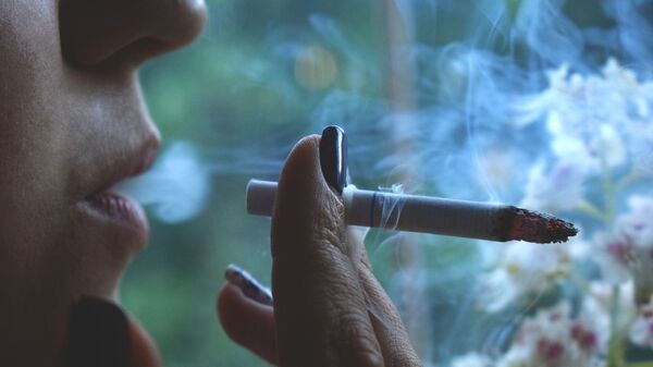 Женщина курит сигарету, фото из архива - Sputnik Азербайджан