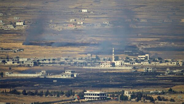 Дым в районе Голанских высот после авиаудара израильских ВВС, архивное фото - Sputnik Азербайджан