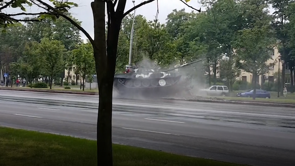 На репетиции парада в Минске танк врезался в столб - Sputnik Азербайджан
