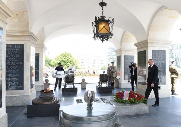 Президент Азербайджана посетил памятник Неизвестному солдату в Варшаве - Sputnik Азербайджан