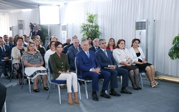Первый вице-президент Азербайджана Мехрибан Алиева приняла участие в церемонии выдачи новых квартир семьям вынужденных переселенцев - Sputnik Азербайджан