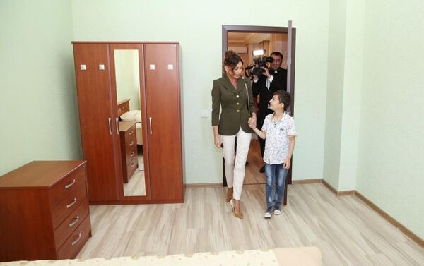 Первый вице-президент Азербайджана Мехрибан Алиева приняла участие в церемонии выдачи новых квартир семьям вынужденных переселенцев - Sputnik Азербайджан
