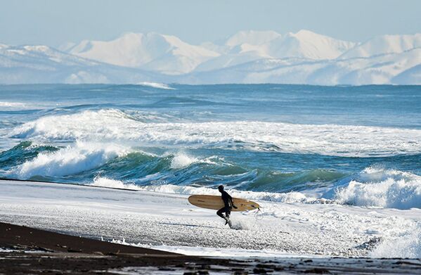 Серия работ Зимний серфинг на Тихоокеанском побережье России фотографа Юрия Смитюка - Sputnik Азербайджан