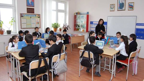 Учебный процесс в одной из бакинских школ, фото из архива - Sputnik Azərbaycan