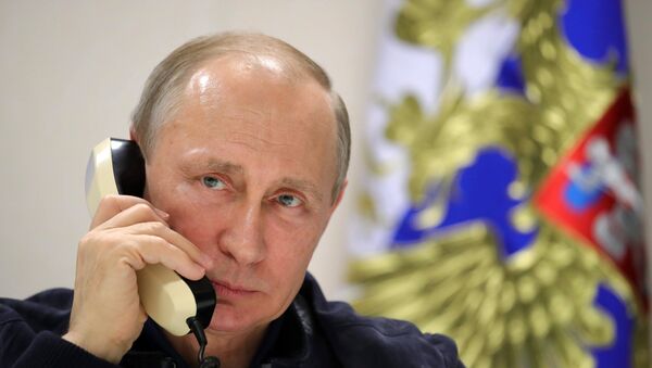 Президент РФ Владимир Путин во время телефонного разговора, фото из архива - Sputnik Азербайджан