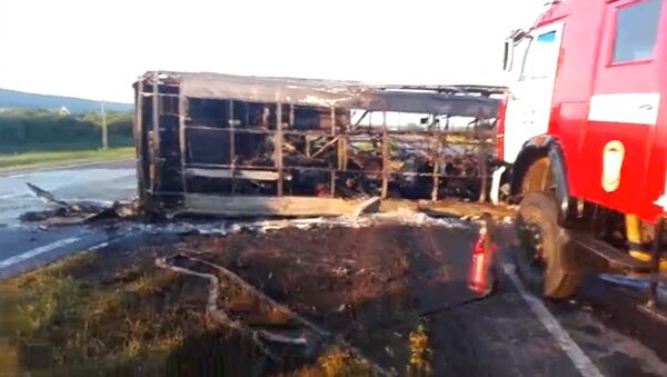 Пассажирский автобус столкнулся с грузовиком КамАЗ в Татарстане - Sputnik Азербайджан