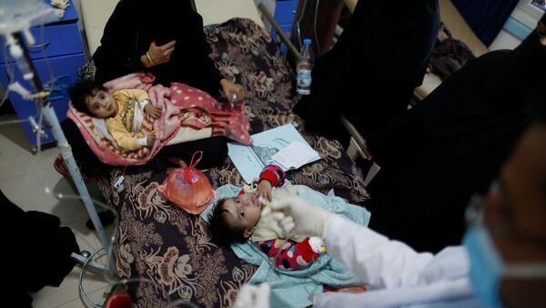 Дети в центре лечения холеры в Сане, Йемен, 15 мая 2017 года - Sputnik Азербайджан