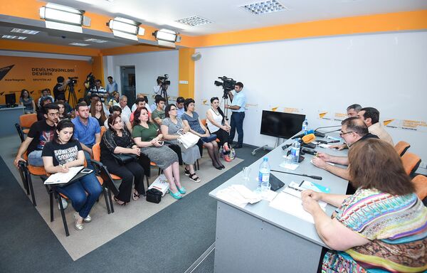 Пресс-конференция на тему Опасность утраты национальных ценностей беженцами и временными переселенцами и роль медиа Пресс-конференция на тему Опасность утраты национальных ценностей беженцами и временными переселенцами и роль медиа - Sputnik Азербайджан