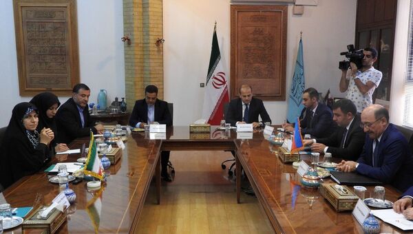 Абульфас Гараев встретился в Тегеране с вице-президентом организации по вопросам культурного наследия и туризма Ирана Захрой Ахмедипур - Sputnik Азербайджан
