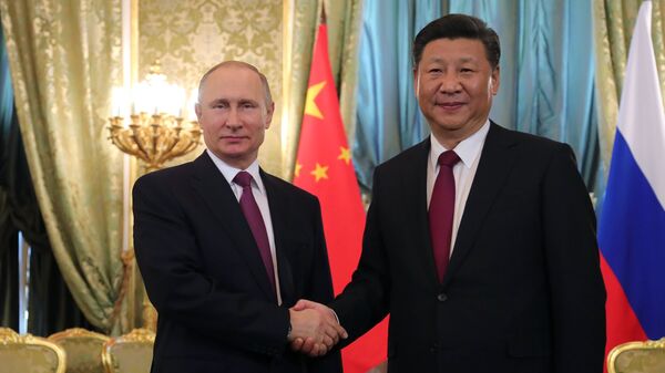 Президент РФ Владимир Путин и председатель Китайской Народной Республики (КНР) Си Цзиньпин во время встречи - Sputnik Азербайджан