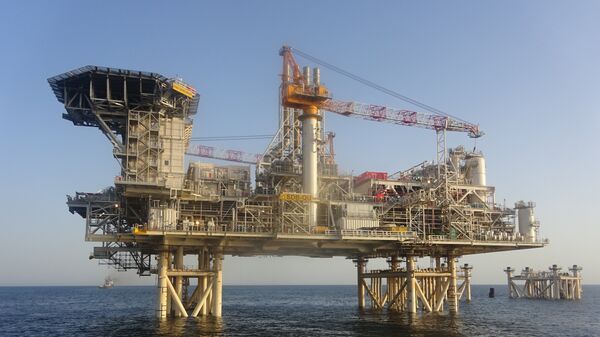 Платформа по добыче нефти в Каспийском море, архивное фото - Sputnik Азербайджан