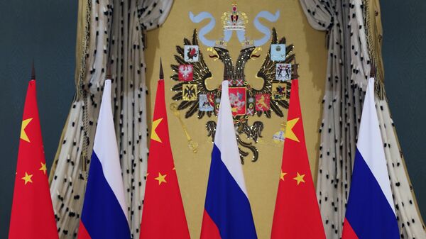 Флаги России и Китая, фото из архива - Sputnik Azərbaycan