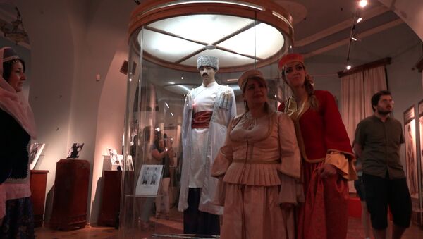 Восточная коллекция костюмов собрана в Баку - Sputnik Азербайджан
