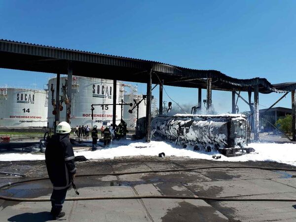 Пожар на нефтебазе «Свитанок» в пригороде Одессы в поселке Усатово Пожар на нефтебазе «Свитанок» в пригороде Одессы в поселке Усатово - Sputnik Азербайджан