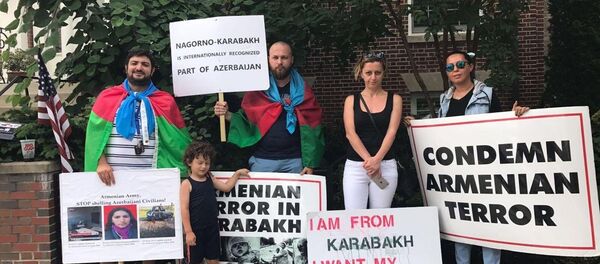 Акция протеста перед посольством Армении в Вашингтоне Акция протеста перед посольством Армении в Вашингтоне - Sputnik Азербайджан